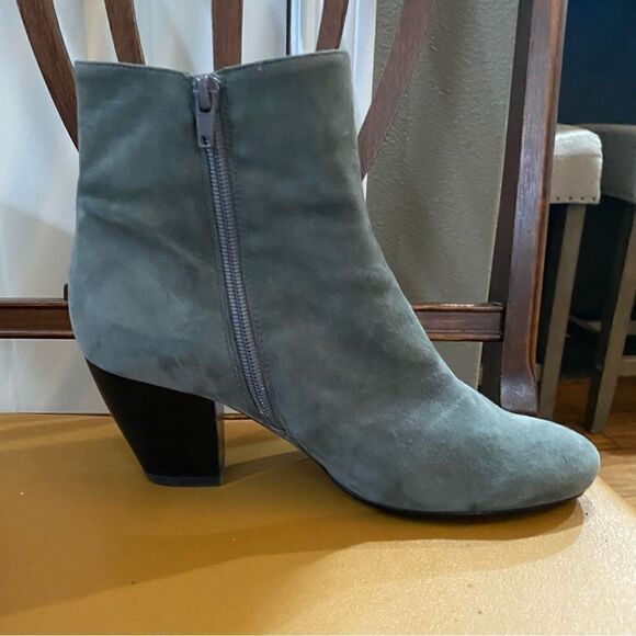 Vaneli Gray Suede Button Booties Round Toe - Picture 7 of 12